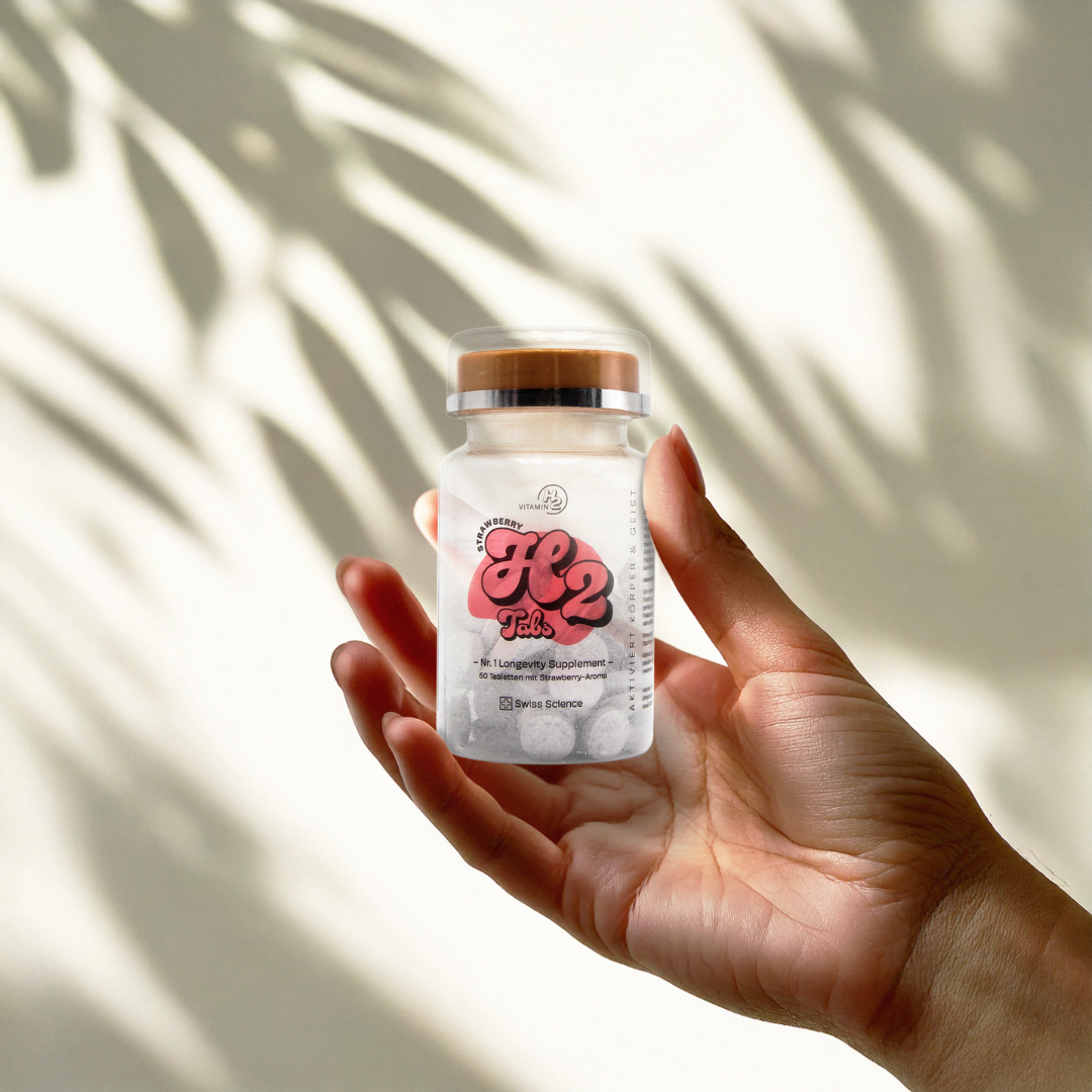 VitaminH2 Flasche in der Hand - VitaminH2 molekularer Wasserstoff Brausetablette