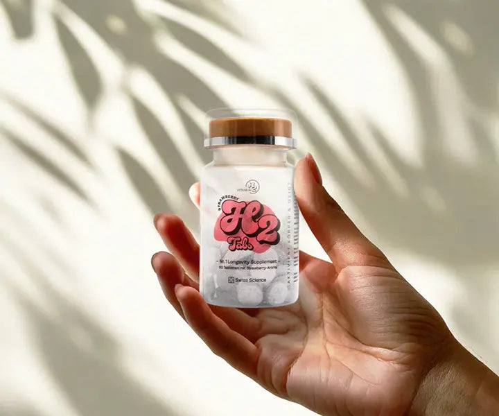 VitaminH2 Flasche in der Hand - VitaminH2 molekularer Wasserstoff Brausetablette
